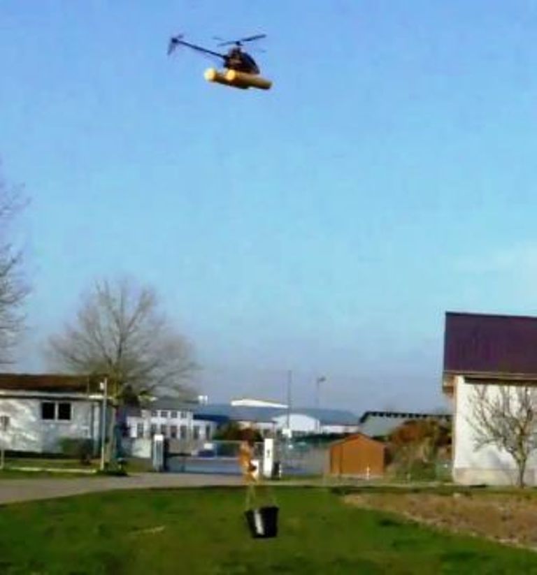   Pflanzentransport mit EC 135 am Platz   